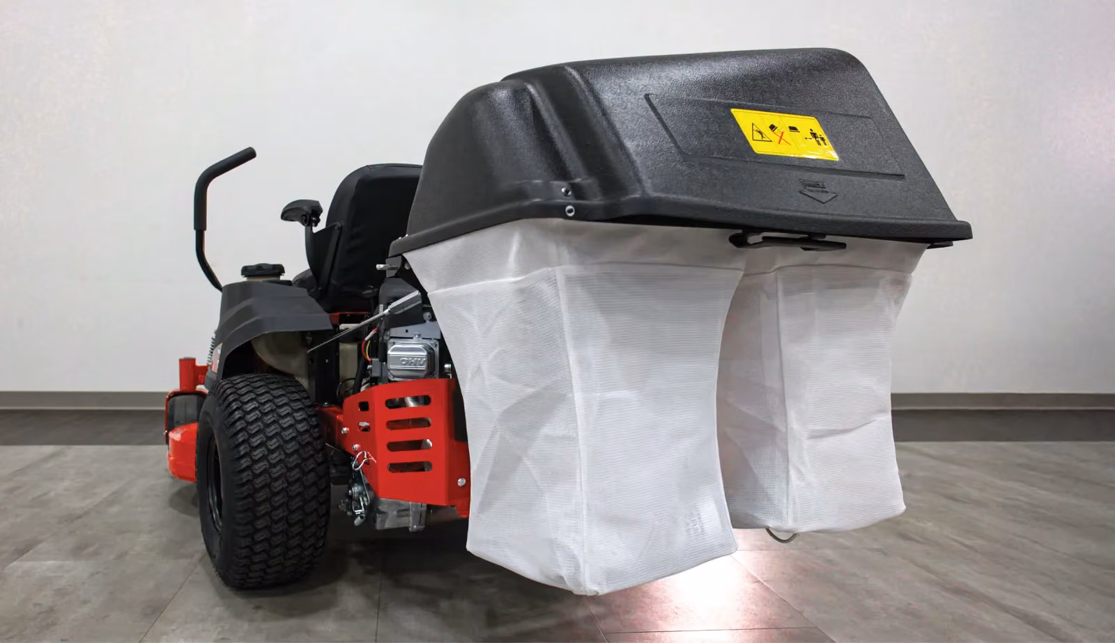Ferris zero-turn mower fitted with a twin-bag grass collection system