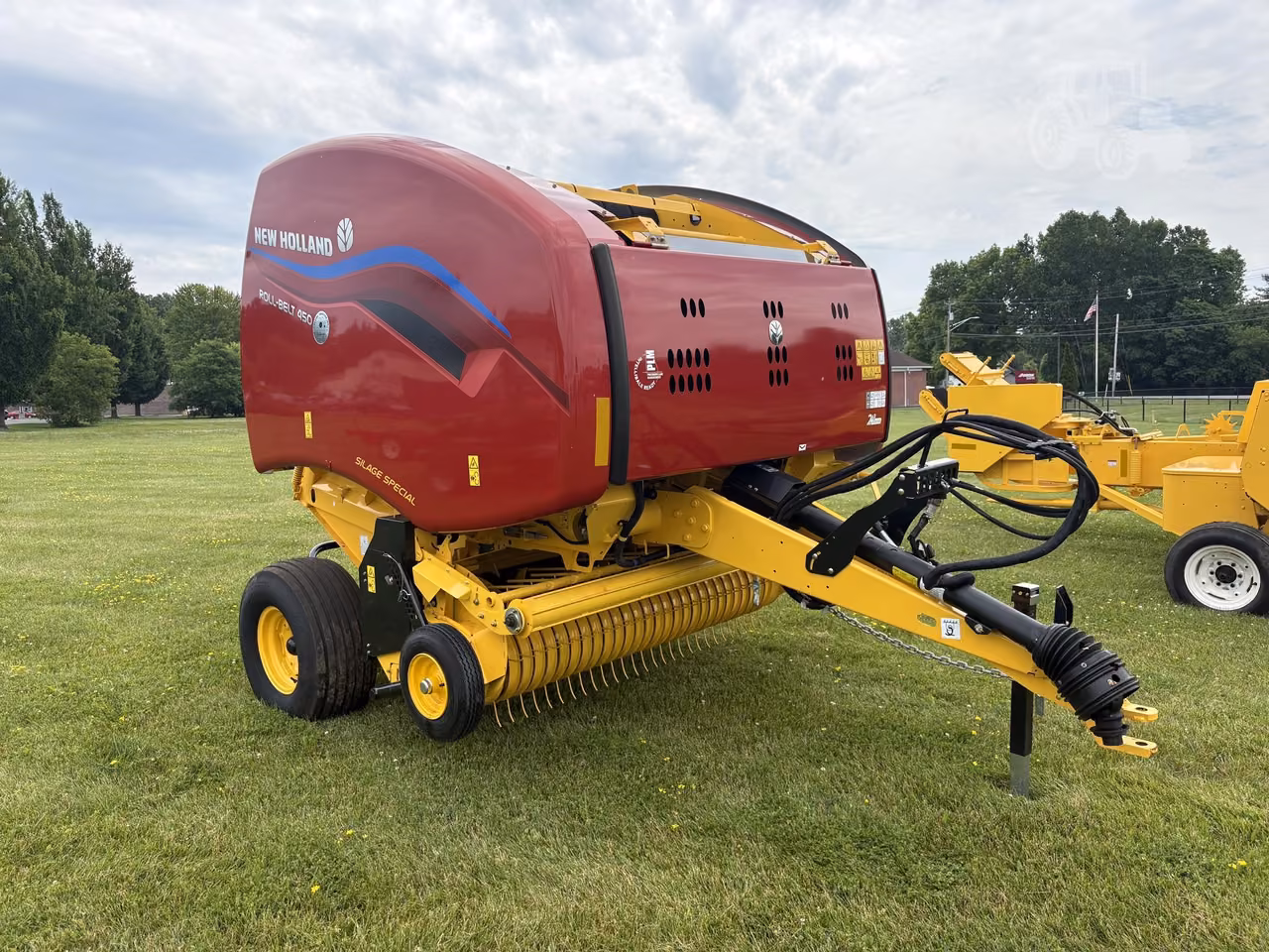 2025 New Holland ROLL-BELT 450 Round Baler